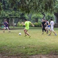 neu delhi, indien - 1. juli 2018 - fußballspieler der lokalen fußballmannschaft während des spiels in der regionalen derby-meisterschaft auf einem schlechten fußballplatz. heißer moment des fußballspiels auf dem grasgrünen feld des stadions foto