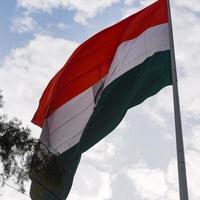 Indien-Flagge, die hoch am Connaught-Platz mit Stolz auf den blauen Himmel fliegt, Indien-Flagge flattert, indische Flagge am Unabhängigkeitstag und Tag der Republik Indien, Schuss nach oben geneigt, indische Flagge schwenkend, Har Ghar Tiranga foto