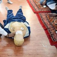 Menschlicher Dummy liegt während des Erste-Hilfe-Trainings auf dem Boden - Herz-Lungen-Wiederbelebung. Erste-Hilfe-Kurs auf cpr-Dummy, cpr-Erste-Hilfe-Trainingskonzept foto