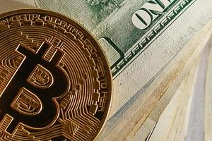 bitcoin und dollar btc marktsymbol kryptowährung, die über dem us-dollar gold steigt foto