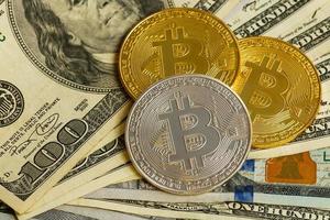 goldenes bitcoin auf us-dollarscheinen elektronisches geldwechselkonzept foto