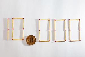 goldenes bitcoin auf isoliertem weißem hintergrundkonzept abbau 10000 foto