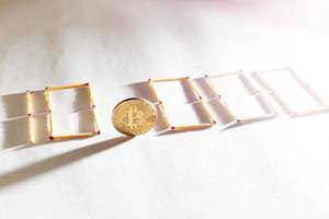 goldenes bitcoin auf isoliertem weißem hintergrundkonzept abbau 10000 foto