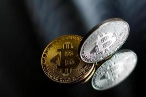 Gold- und Silber-Bitcoins foto