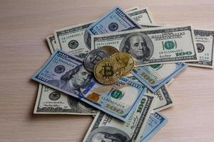 goldenes bitcoin mit dollarhintergrundkonzeptbild für kryptowährung foto