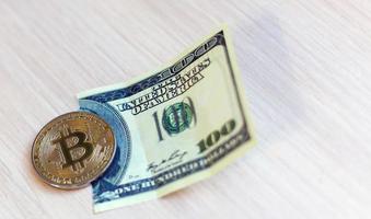 bitcoin auf zerdrücktem dollarbanknotenkonzept der verschwörung foto