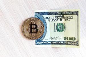 dollarbanknote mit neuem virtuellem geld bitcoin foto