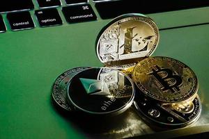 Silbermünzen einer digitalen Kryptowährung Litecoin und Bitcoin foto