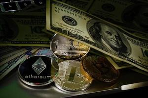 Silber-Bitcoin auf Hundert-Dollar-Scheinen foto