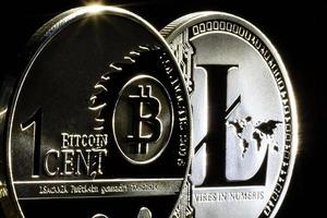 Silbermünzen einer digitalen Kryptowährung Litecoin und Bitcoin foto