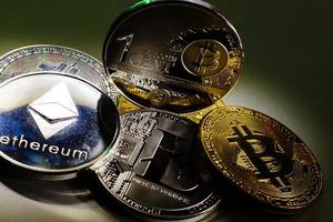 Silbermünzen einer digitalen Kryptowährung Litecoin und Bitcoin foto