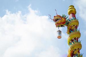 Drachenstatue und Lampe im chinesischen Stil mit blauem Himmel
