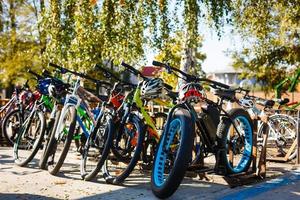 Fahrrad auf dem Fahrradparkplatz unter der Überführung in der Nähe der Straße abgestellt foto