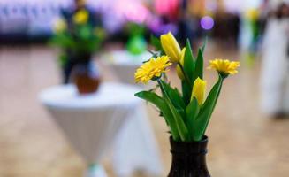 gelbe Blumen auf dem Tischcafé foto