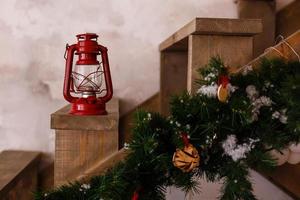 weihnachtsdekoration mit vintage weihnachtsspielzeug baumasten kerosinöllampe foto