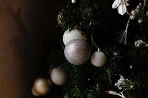 schön geschmückter weihnachtsbaumurlaubshintergrund foto