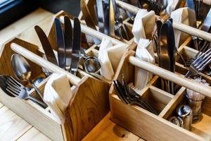 die Gabeln und Messer in einem Holzständer foto
