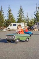 2022-08-12 tatarstan, bezirk werchneuslonski, dorf. Savino. Erholungsort Swiyazhsky Hills. Kasaner Festival der historischen Technologien. Kinder fahren auf Kinder-Retro-Autos foto