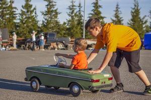 2022-08-12 tatarstan, bezirk werchneuslonski, dorf. Savino. Erholungsort Swiyazhsky Hills. Kasaner Festival der historischen Technologien. Kinder fahren auf Kinder-Retro-Autos foto