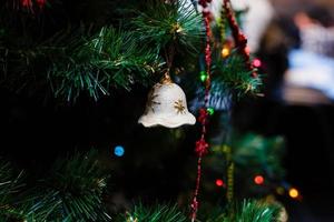 Glocke an einem Weihnachtsbaum foto