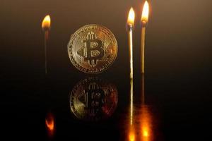 goldenes bitcoin auf schwarzem hintergrund mit kopierraum kryptowährungs-mining-konzept brennt foto