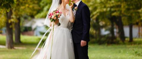 hochzeit hochzeitstag schöne braut und eleganter bräutigam gehen nach der hochzeit luxus foto