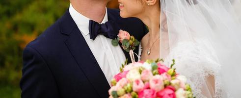 hochzeit hochzeitstag schöne braut und eleganter bräutigam gehen nach der hochzeit luxus foto