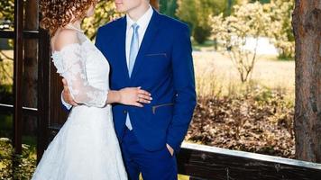 glückliche Braut und Bräutigam in einem Park an ihrem Hochzeitstag foto