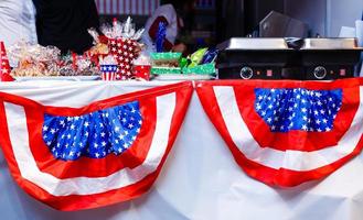 köstlich mit amerikanischem Flaggendekor auf dem Tisch im Hintergrund foto