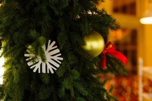 weihnachten dekorativ mit schneeflocke auf weihnachtsbaum und bokeh hellem hintergrund. foto