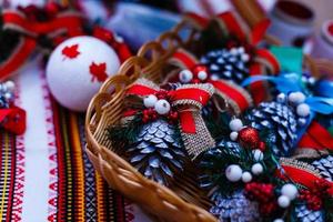 Weihnachtsschmuck Tannenzapfen im Korb foto