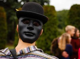 junger Mann mit Maskenschuss foto