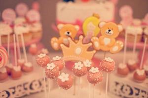 Cake Pops Pink auf Schokoriegelhalter. Party-Süßigkeiten. foto