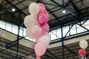 rosafarbene Luftballons, die in der Fabrik dekoriert wurden foto