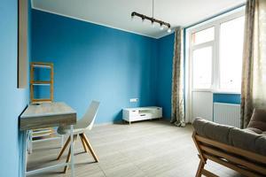 modernes interieur des zimmers mit sessel auf blauem wandhintergrund foto