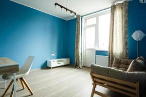 modernes weißes designsofa gegen blaue wand foto