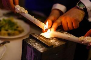 Valentinstag. romantische komposition aus zwei herzen, geschenkbox, lichtern und zwei gläsern wein. fröhlichen Valentinstag foto