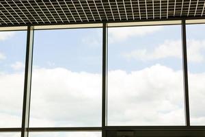 Blick durch das Fenster, Wolkenkratzer im Finanzzentrum Lujiazui in Shanghai, China. foto