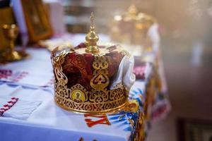 Krone für die Hochzeit in Gold der orthodoxen Kirche foto