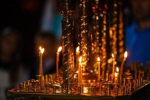 Ambiente der Kirche, Kerzen und gelbe Bokeh-Lichter foto
