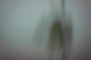 künstlerischer Stil - Schatten und Beleuchtung auf abstraktem Hintergrund der weißen Wand foto