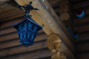 eine antike Lampe an der Holzdecke foto