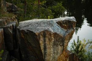 massive felsen und blick auf das tal im minnewaska state park reserve upstate ny während der sommerzeit foto