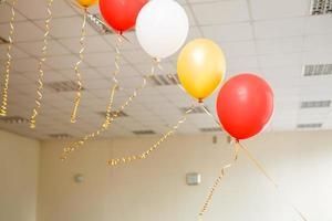 Farbkugeln, farbiges Polymergel, Hydrogelperlen vor dem Hintergrund der Wand und den fallenden Sonnenstrahlen, die vom Fenster ausgehen. konzepturlaub, geburtstag, glückwünsche foto