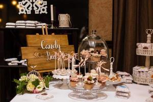 köstlicher Hochzeitsempfang Candy Bar Desserttisch foto