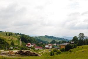 kleine Siedlung im Berg. Häuser, Nebengebäude und Felder. foto