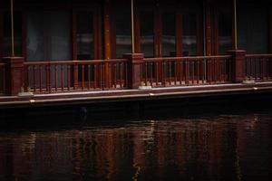 Hafen der alten Holzyacht, die im Morgengrauen am Mottlau in der Danziger Altstadt festgemacht ist. im Hintergrund Gebäude am Wasser, die Wasser reflektieren. foto