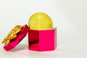 Münze Bitcoin in einer Geschenkbox für einen Ring oder Schmuck das Konzept der Kryptowährung das beste Geschenk foto