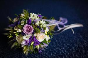 Brautstrauß aus lila und rosa Rosen foto