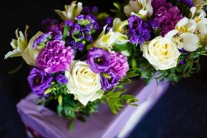 Brautstrauß aus lila und rosa Rosen foto